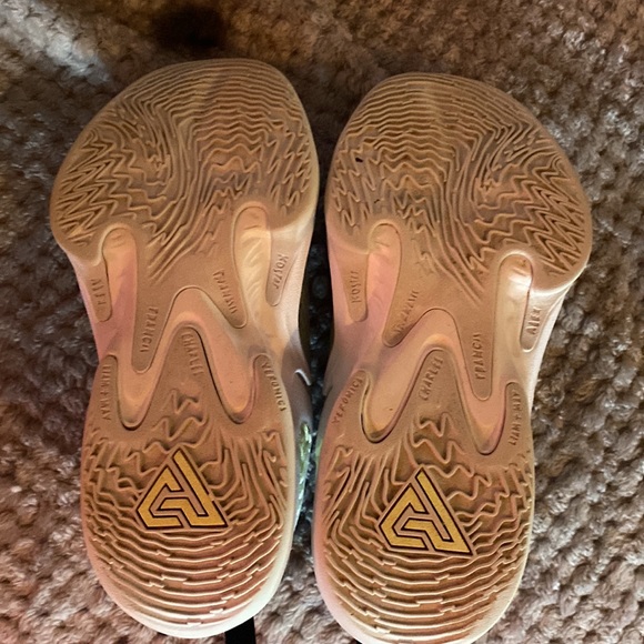 Youth Nikes - Picture 5 of 5